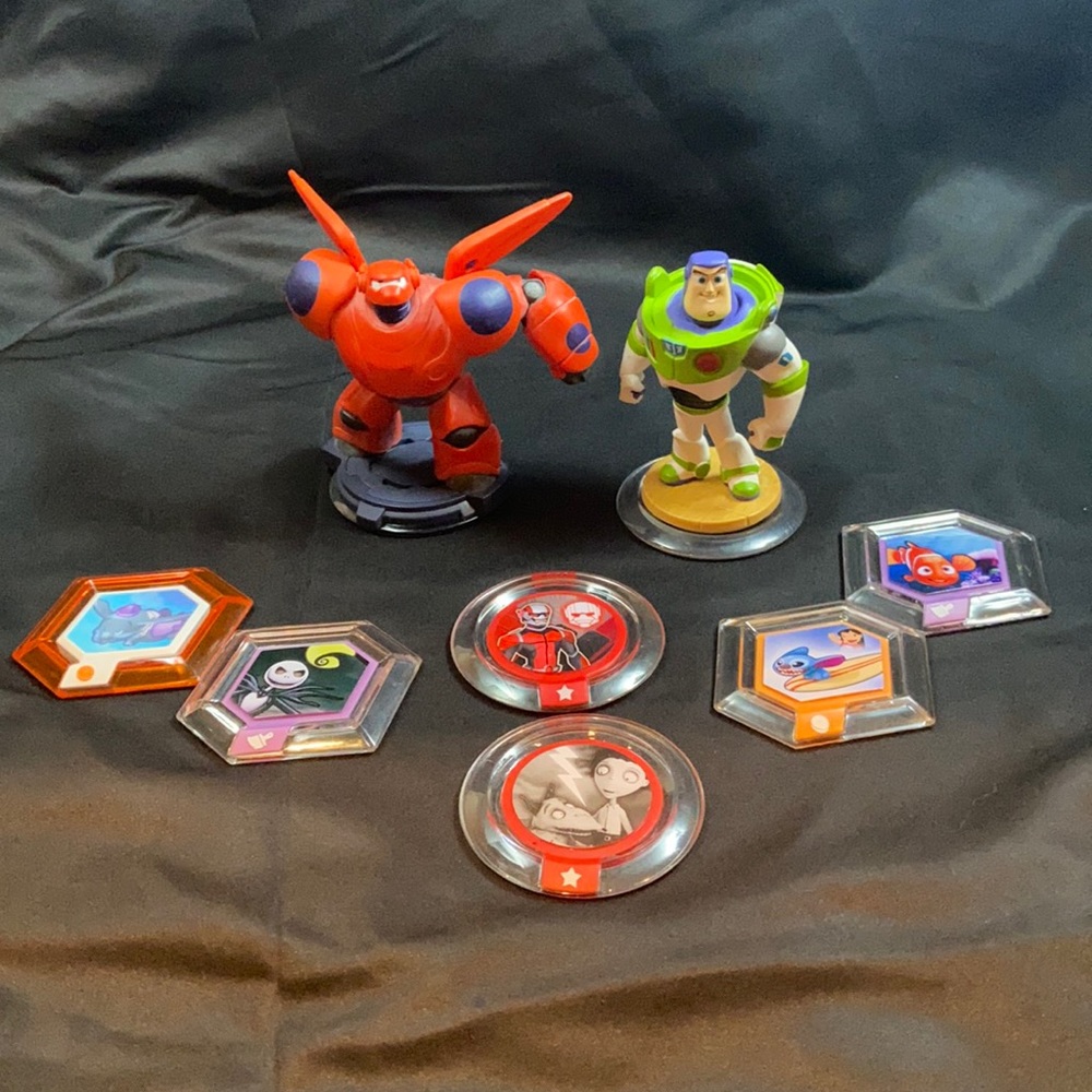 Disney infinity 1.0 and 2.0 characters with multiple discs.